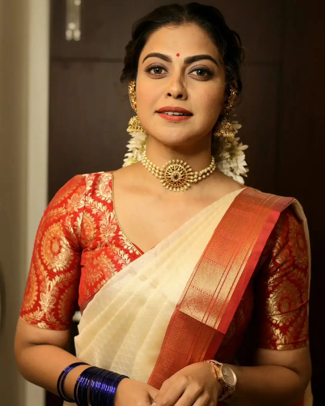 ANUSREE NAIR WEARING BEAUTIFUL EARRINGS JEWELLERY WHITE SAREE